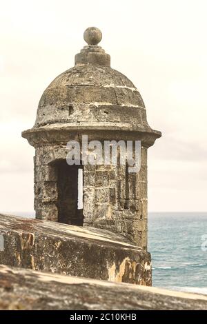 Coffret Sentry surplombant l'océan Atlantique à 'El Morro' San Juan, Porto Rico Banque D'Images