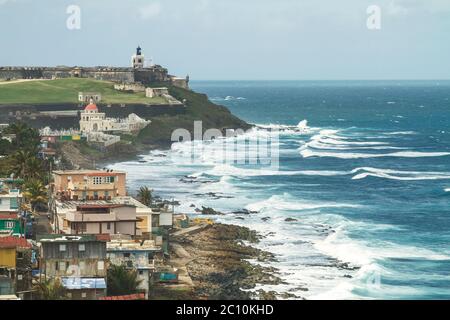 Vague rompant à El Morro, la forteresse de San Juan, Puerto Rico Banque D'Images