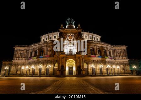 Vue de face du Semperoper (Opéra) de Dresde la nuit, qui abrite le ballet et l'orchestre d'État de Saxe. Banque D'Images