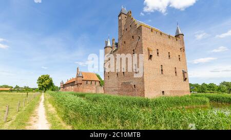 Doornenburg, pays-Bas - 31 mai 2020 : promenade le long du château de Doornenburg. Un des plus grands et des plus bien conservés châteaux des pays-Bas. Banque D'Images