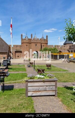 Doornenburg, pays-Bas - 31 mai 2020 : porte principale du château de Doornenburg. Un des plus grands et des plus bien conservés châteaux des pays-Bas. Banque D'Images