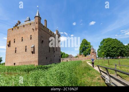 Doornenburg, pays-Bas - 31 mai 2020 : promenade au château de Doornenburg. Un des plus grands et des plus bien conservés châteaux des pays-Bas. Banque D'Images