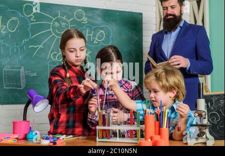 Connaissances élémentaires. Étudier avec des amis est amusant. L'expérience devient la connaissance. Communication d'interaction de groupe. Le club des sciences est une approche réussie de L'éducation STIM. Connaissances pratiques. Banque D'Images