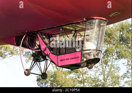 KIEL, ALLEMAGNE - 22 JUIN 2016 : Hot Air Balloon Liftooff sur le 10. Voile international de ballon à Kiel, Allemagne. Banque D'Images