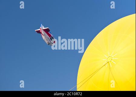 KIEL, ALLEMAGNE - 22 JUIN 2016 : Hot Air Balloon Liftooff sur le 10. Voile international de ballon à Kiel, Allemagne. Banque D'Images