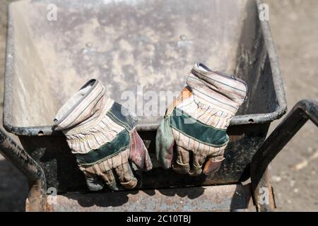 gants de jardinage sur une brouette Banque D'Images