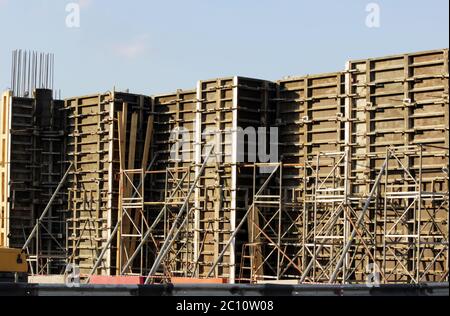 Coffrage pour béton armé d'inventaire la construction du pont prend en charge sur le point de correspondance Banque D'Images