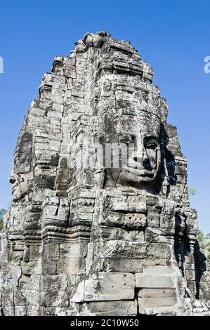 Visages sereins sculptés sur l'ancien temple khmer de Bayon, Angkor Thom, Siem Reap, Cambodge. Banque D'Images