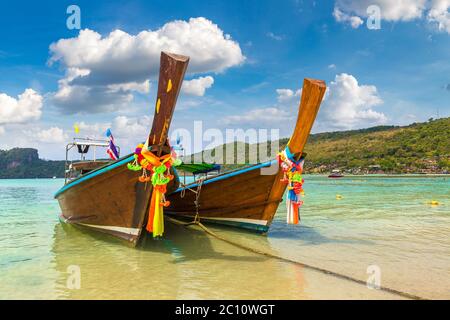 Bateau traditionnel thaïlandais à longue queue à la plage de Log Dlum sur l'île de Phi Phi Don, en Thaïlande, en été Banque D'Images