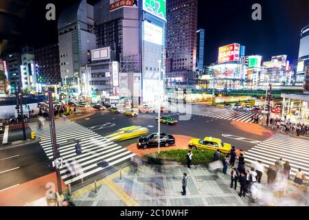 circulation très fréquentée dans le quartier de la route dans le centre-ville de tokyo la nuit Banque D'Images