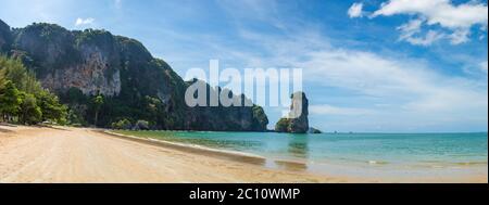 Panorama de la plage d'Ao Pai Plong, Krabi, Thaïlande en été Banque D'Images