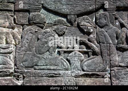 Ancienne frise de secours khmère montrant deux hommes jouant aux échecs. Mur du temple de Bayon, Angkor Thom, Siem Reap, Cambodge. Banque D'Images