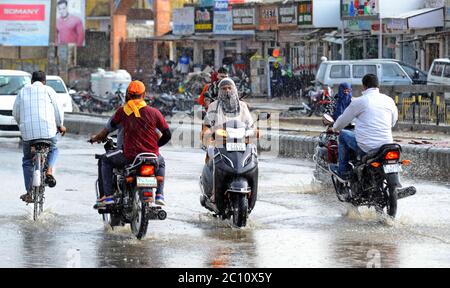 Beawar, Rajasthan, Inde - juin 11, 2020: Les navetteurs se déplacent dans une rue engorée par l'eau pendant la forte pluie après le début de la saison de la Monsoon dans diverses parties de l'État, pendant la cinquième phase de COVID-19 confinement à Beawar. Crédit : Sumit Saraswat/Alay Live News Banque D'Images