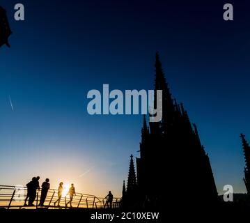 Silhouette de touristes au sommet de la cathédrale gothique de Barcelone au crépuscule. Banque D'Images