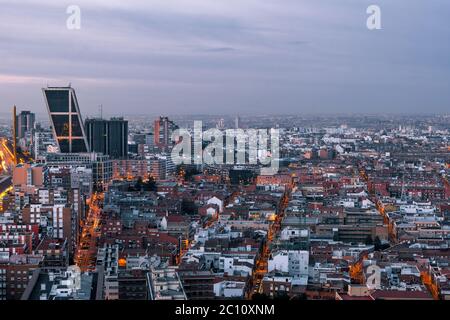 Vue aérienne de Castellana et de Madrid à l'aube, avec les immeubles de bureaux modernes à double inclinaison (Puerta de Europa) de la Plaza de Castilla à récupérer Banque D'Images