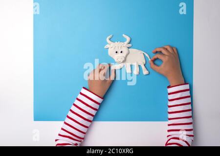 boeuf ou taureau modélisation argile ou sel pâte concept d'artisanat pour enfant et maternelle, année du boeuf, comment faire le taureau, étape par étape instruction, tutoriel, Banque D'Images