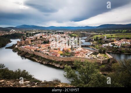 Vue aérienne de Buitrago del Lozoya, un village historique bien conservé près de Madrid, entouré par le fleuve Lozoya, avec la chaîne de montagnes de Guadarrama Banque D'Images