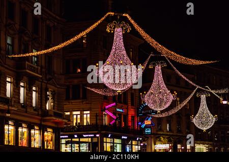 Les plus emblématiques lumières de Noël de Vienne sont les grands lustres qui pendent sur Graben Street. Banque D'Images