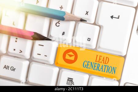 Génération de dérivations de texte d'écriture manuscrite. Photo conceptuelle cultiver le client potentiel lié à l'entreprise Banque D'Images