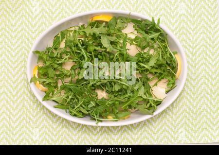 Plat de courgettes marinées au citron, à l'huile d'olive, au poivre et au parmesan Banque D'Images