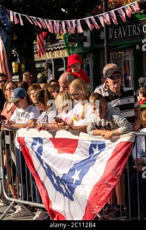 Drapeau américain et grande foule de touristes et de gens locaux attendant la parade du 4 juillet et les célébrations du jour de l'indépendance à Killarney, comté de Kerry, Irlande à partir de 2019 Banque D'Images