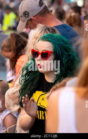 Une jeune femme flamboyante aux cheveux verts fait partie de la foule de personnes qui assistent aux célébrations de la rue du 4th juillet Parade et aux célébrations du jour de l'indépendance dans le comté de Killarney Kerry Ireland Banque D'Images