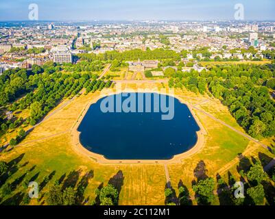 Vue aérienne du palais de Kensington et étang rond de Hyde Park, Londres Banque D'Images