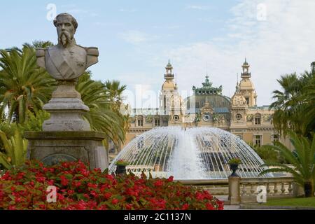 Statue devant le monde entier célèbre Grand Casino de Monte Carlo à Monaco Banque D'Images