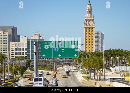 Trafic à la tour de la liberté et au centre-ville de Miami depuis Port Boulevard Banque D'Images