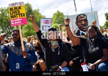 Les personnes qui prennent part à une vie noire ont de l'importance de protester à Marble Arch, Londres. Banque D'Images