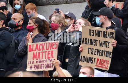 Les manifestants, qui portent principalement un masque facial, sont en droit d'entendre leurs pancartes anti-racisme pendant les discours de protestation du BLM.les manifestants défilent le long de Whitehall jusqu'à Trafalgar Square à la fin des dernières manifestations de Black Lives à Londres. Banque D'Images