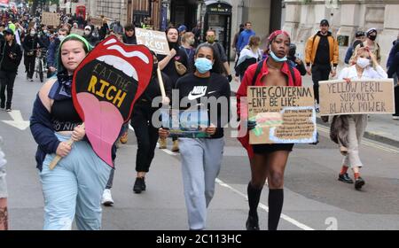 Les manifestants portant un masque facial protecteur traversent Whitehall et des pancartes pendant les manifestations du BLM. Les manifestants se tiennent le long de Whitehall jusqu'à Trafalgar Square à la fin des dernières manifestations de Black Lives à Londres. Banque D'Images