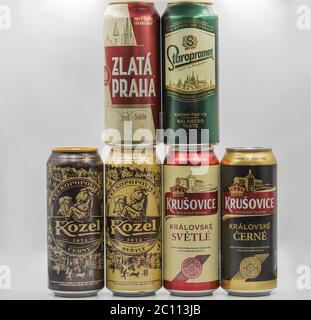 KIEV, UKRAINE - 19 MAI 2020: Série de tournage en studio de canettes de bière tchèques populaires à proximité du bacille de bacon blanc. La République tchèque a le plus grand inconvénient à la bière Banque D'Images