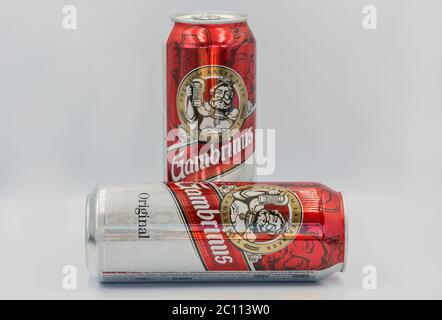 KIEV, UKRAINE - 06 JUIN 2020: Bière légère Gambrinus boîtes de gros plan contre blanc, de l'accent sur le premier plan. La bière de la brasserie Pilsner Urquell est une de Banque D'Images