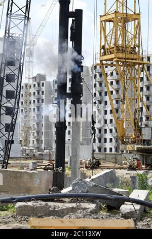 Les scores de mécanisme pieux sur chantier Banque D'Images