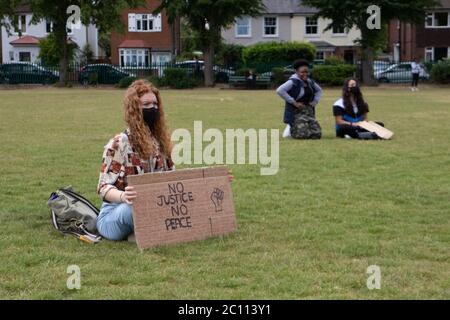 Londres, Royaume-Uni. 13 juin 2020. Les manifestants se rassemblent à Alexandra Park, Surbiton pour participer à une manifestation en faveur du mouvement Black Lives Matter. Des manifestations localisées ont surgi à travers Londres ce week-end en raison de la crainte de violences de la part de groupes d'extrême droite dans le centre de Londres. Crédit : Liam Asman/Alay Live News Banque D'Images