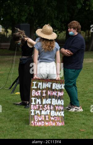 Londres, Royaume-Uni. 13 juin 2020. Les manifestants se rassemblent à Alexandra Park, Surbiton pour participer à une manifestation en faveur du mouvement Black Lives Matter. Des manifestations localisées ont surgi à travers Londres ce week-end en raison de la crainte de violences de la part de groupes d'extrême droite dans le centre de Londres. Crédit : Liam Asman/Alay Live News Banque D'Images