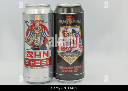 KIEV, UKRAINE - 06 JUIN 2020 : boîtes de bière Trooper ALE créées par le groupe de rock en métal lourd Iron Maiden à proximité du blanc. Robinsons est l'un des plus Banque D'Images