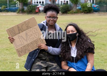 Londres, Royaume-Uni. 13 juin 2020. Les manifestants se rassemblent à Alexandra Park, Surbiton pour participer à une manifestation en faveur du mouvement Black Lives Matter. Des manifestations localisées ont surgi à travers Londres ce week-end en raison de la crainte de violences de la part de groupes d'extrême droite dans le centre de Londres. Crédit : Liam Asman/Alay Live News Banque D'Images