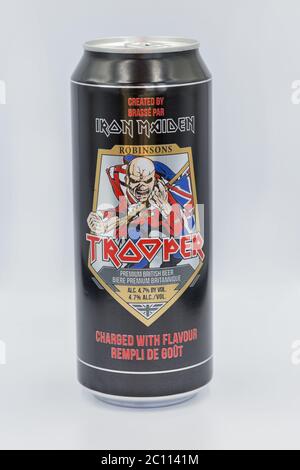 KIEV, UKRAINE - 06 JUIN 2020: La bière Trooper ALE peut être créée par le groupe de rock en métal lourd Iron Maiden à proximité du blanc. Robinsons est l'un des plus A. Banque D'Images