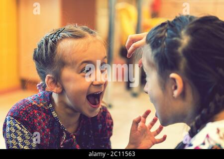 Deux petites sœurs crient. Mise au point sélective. Ton Banque D'Images