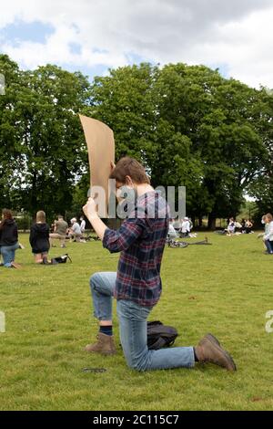 Londres, Royaume-Uni. 13 juin 2020. Les manifestants se rassemblent à Alexandra Park, à Surbiton, pour protester contre le mouvement Black Lives Matter. Des manifestations localisées ont surgi à travers Londres ce week-end en raison de la crainte de violences de la part de groupes d'extrême droite dans le centre de Londres. Crédit : Liam Asman/Alay Live News Banque D'Images