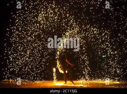 Un lanceur d'incendie qui se présente à vous Banque D'Images