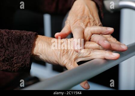 À l'aide d'une femme senior Walker à la maison Banque D'Images
