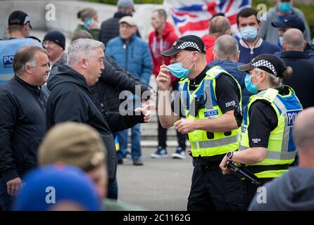 Des activistes se réunissent au cénotaphe de George Square, à Glasgow, pour le protéger contre toute attaque de vandalisme après que la Ligue de défense loyaliste ait demandé à ses partisans de se réunir pour un événement « Protect the Cenotaph » en réponse aux statues en cours de déformation en Écosse à la suite des manifestations Black Lives Matter. Banque D'Images