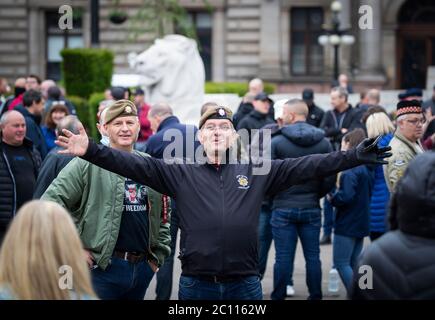 Des activistes se réunissent au cénotaphe de George Square, à Glasgow, pour le protéger contre toute attaque de vandalisme après que la Ligue de défense loyaliste ait demandé à ses partisans de se réunir pour un événement « Protect the Cenotaph » en réponse aux statues en cours de déformation en Écosse à la suite des manifestations Black Lives Matter. Banque D'Images