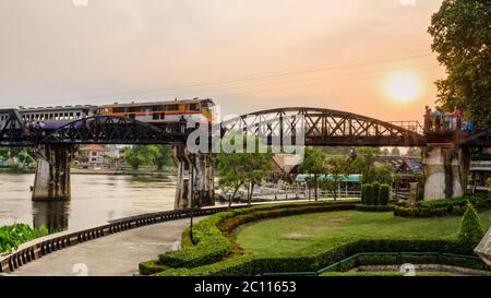 Le pont de la rivière Kwai au coucher du soleil Banque D'Images