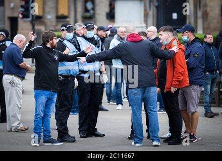 Des activistes se réunissent au cénotaphe de George Square, à Glasgow, pour le protéger contre toute attaque de vandalisme après que la Ligue de défense loyaliste ait demandé à ses partisans de se réunir pour un événement « Protect the Cenotaph » en réponse aux statues en cours de déformation en Écosse à la suite des manifestations Black Lives Matter. Banque D'Images