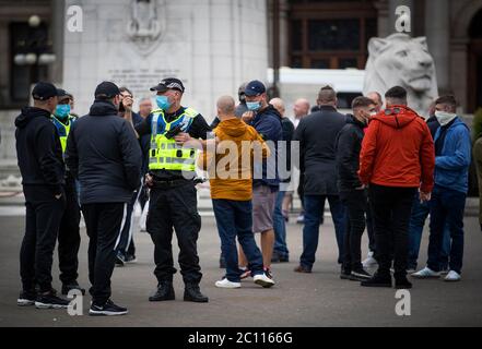 Des activistes se réunissent au cénotaphe de George Square, à Glasgow, pour le protéger contre toute attaque de vandalisme après que la Ligue de défense loyaliste ait demandé à ses partisans de se réunir pour un événement « Protect the Cenotaph » en réponse aux statues en cours de déformation en Écosse à la suite des manifestations Black Lives Matter. Banque D'Images