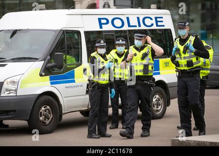 La police patrouille alors que des activistes se rassemblent au cenotaphe de George Square, à Glasgow, pour le protéger contre toute attaque de vandalisme après que la Ligue de défense loyaliste ait demandé aux partisans de se réunir pour un événement « Protect the Cenotaph » en réponse aux statues en cours de déposition en Écosse à la suite des manifestations Black Lives Matter. Banque D'Images